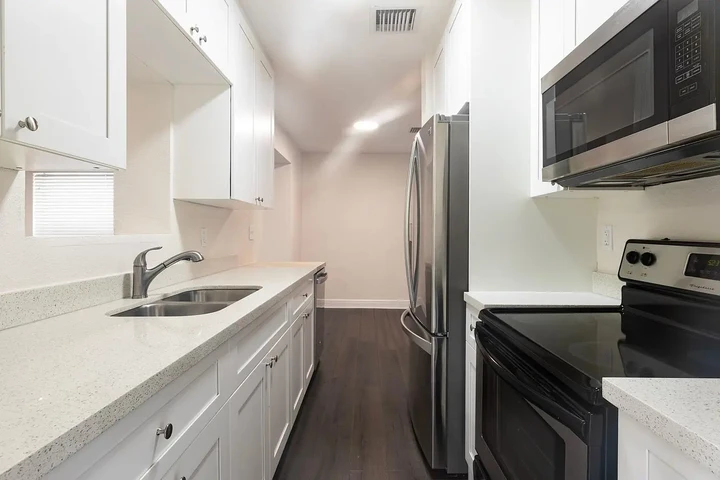 $800 : Charming 2-bed/1-bath detached image 5