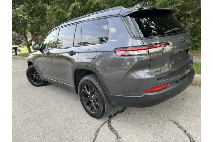 $37997 : 2024 Grand Cherokee L Altitude image 6