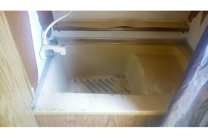 $6900 : 1FDKE30GXRHB027 image 9