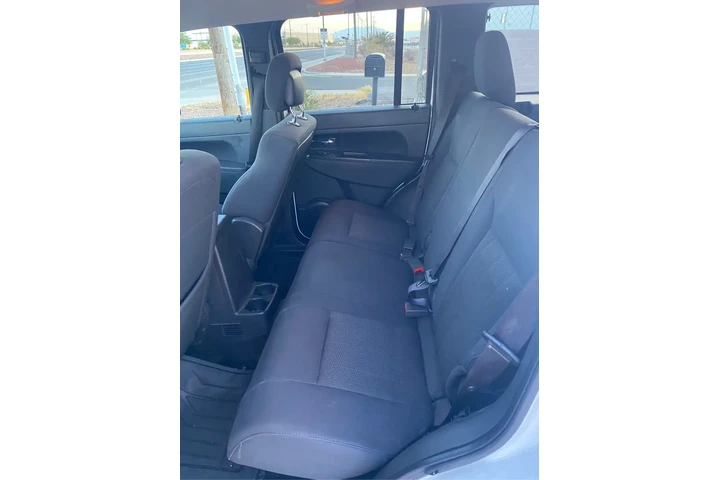 $6500 : 2012 jeep liberty image 4