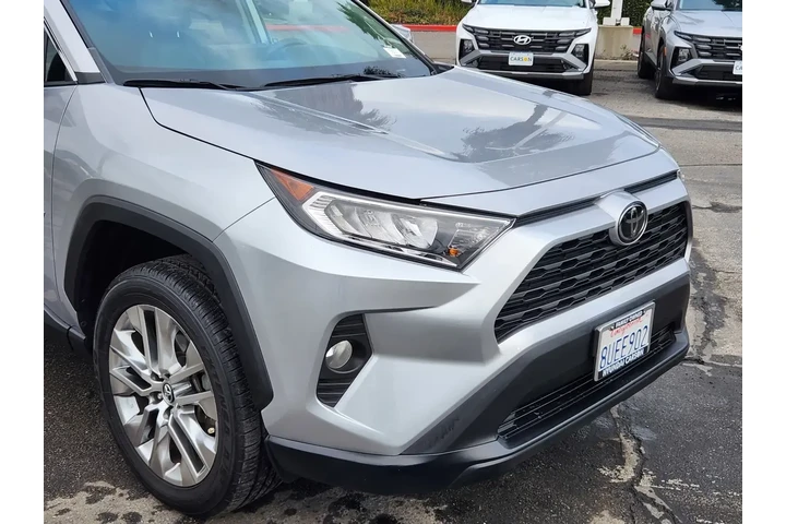 $25848 : Toyota RAV4 2021 XLE Premium image 9