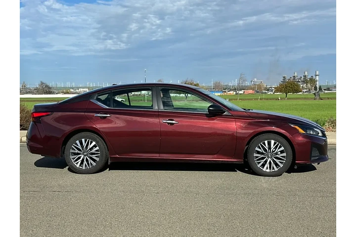 $20521 : Nissan Altima 2024 2.5 SV 4d image 3