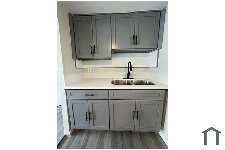 $900 : Move in Ready Beautiful 2 bedr image 4