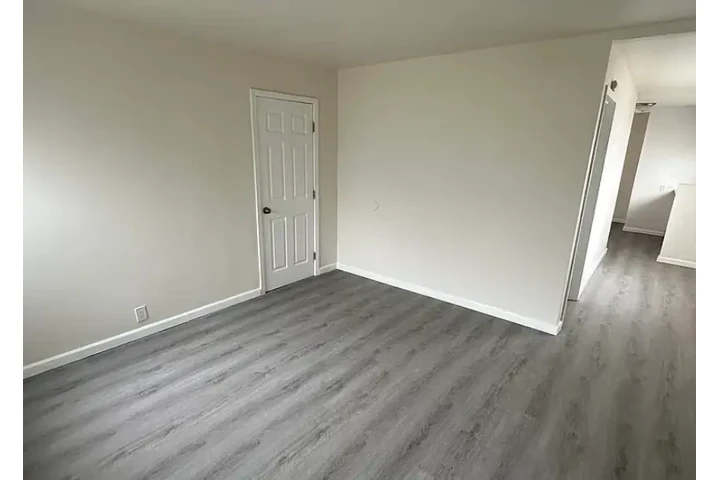 $1400 : Beautiful newly remodeled mode image 1