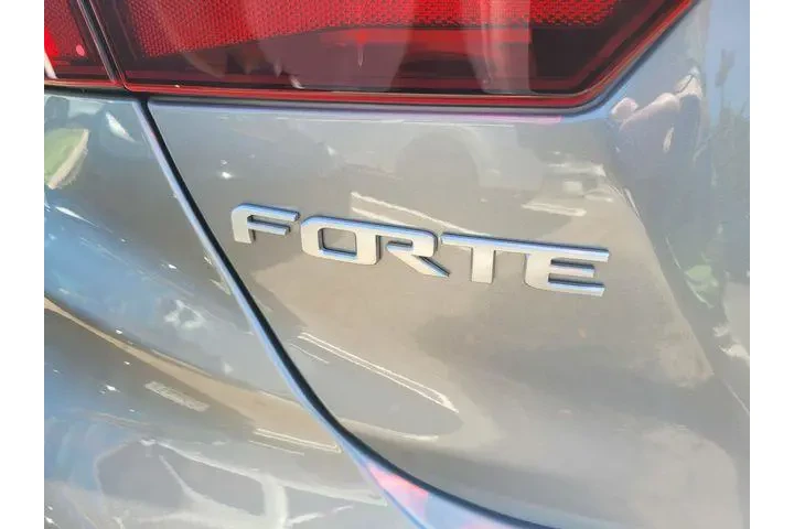 $19335 : Kia Forte 2023 LXS 4dr Sedan image 7