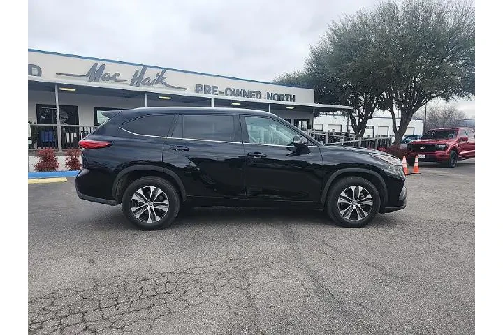 $28498 : Toyota Highlander 2022 XLE 4 image 2