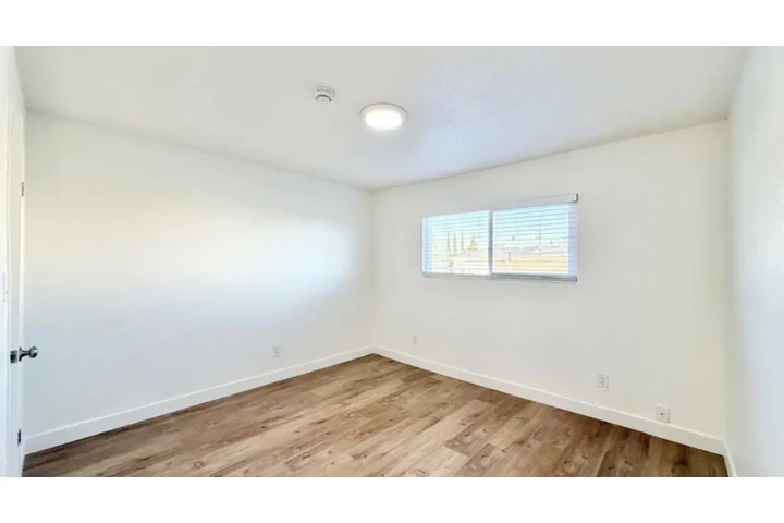 $1900 : 2 Bedroom apartment available image 6