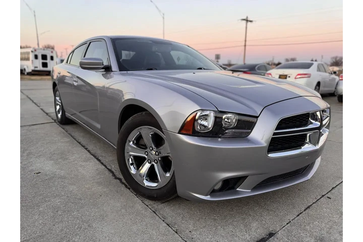$9999 : 2011 Charger SE image 7