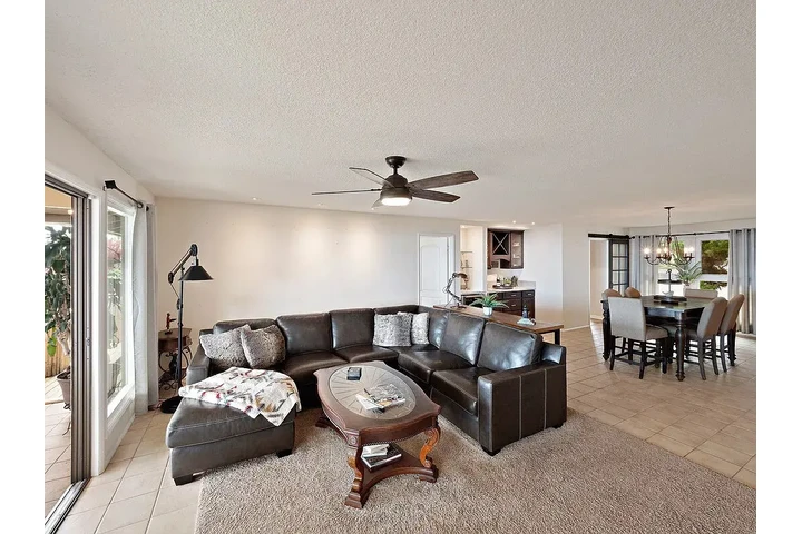 $2400 : Spacious & quiet neighborhood image 3