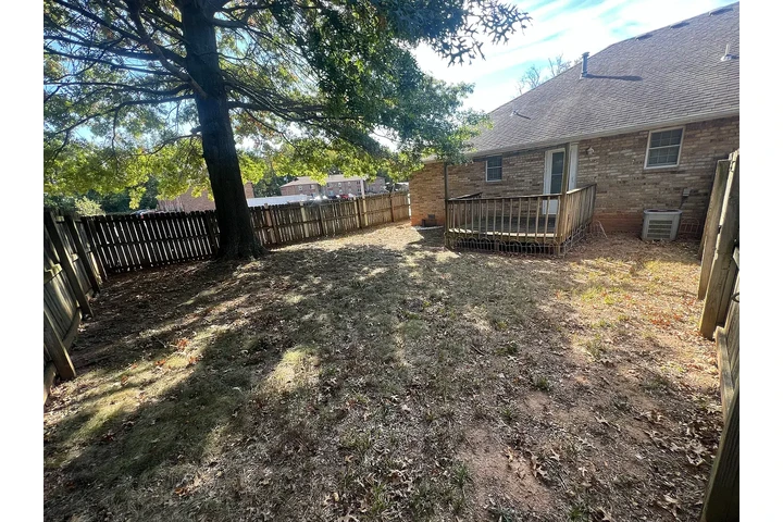 $1150 : 2 bed 2 baths Townhouse image 8