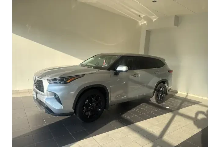 $27793 : Toyota Highlander 2023 LE 4d image 1