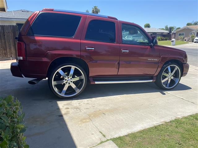 $5000 : Cadillac Escalade image 1