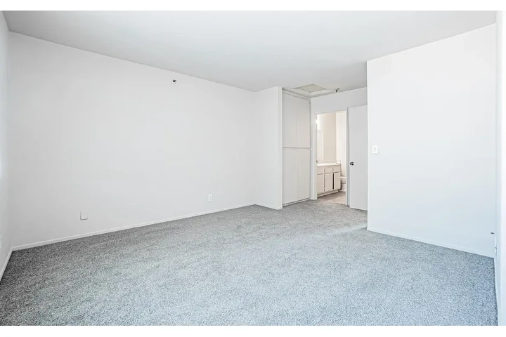$1795 : Courtyard 1 Bd 1 Bath $1,795 image 9