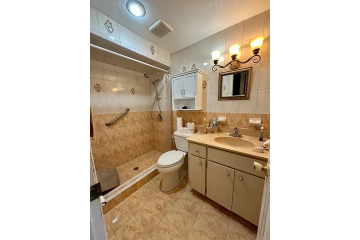 $700 : Beautiful Home...Hialeah, FL image 5