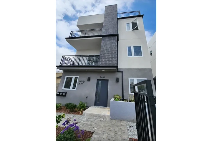 $1450 : 1 Bed 1 Bath in West Adams LA image 2