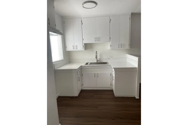 $2595 : LINCOLN PARK LOS ANGELES image 3