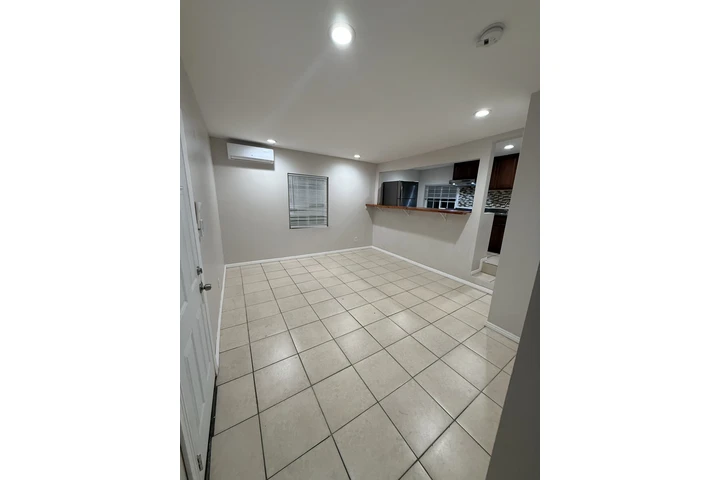 $1850 : Estudio. image 2