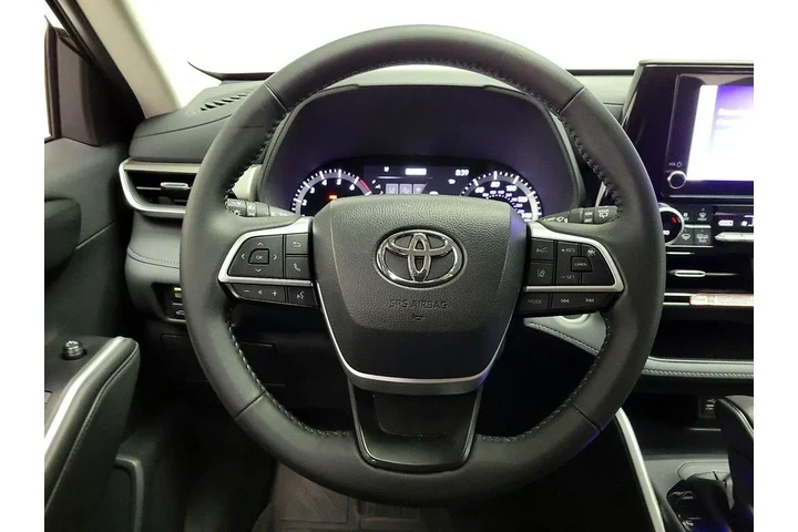 $39998 : Toyota Highlander 2025 LE 4d image 10