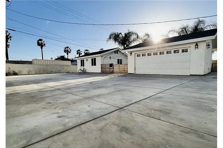 $1150 : Newly 1bd 1ba @ Riverside. image 2