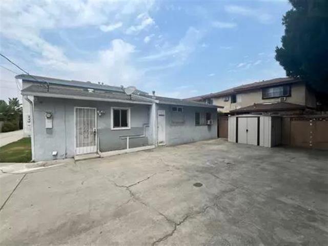 $1100 : DOWNEY 2 & 1 BEDROOM image 1