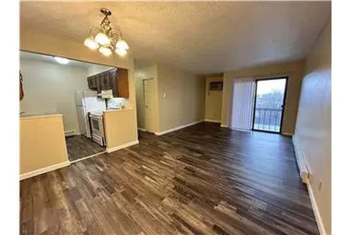 $750 : Rental property with 2 bedro image 3