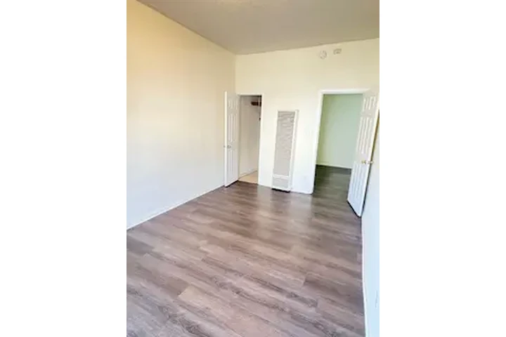 $1750 : 1 BED APT IN HUNTINGTON PARK image 3