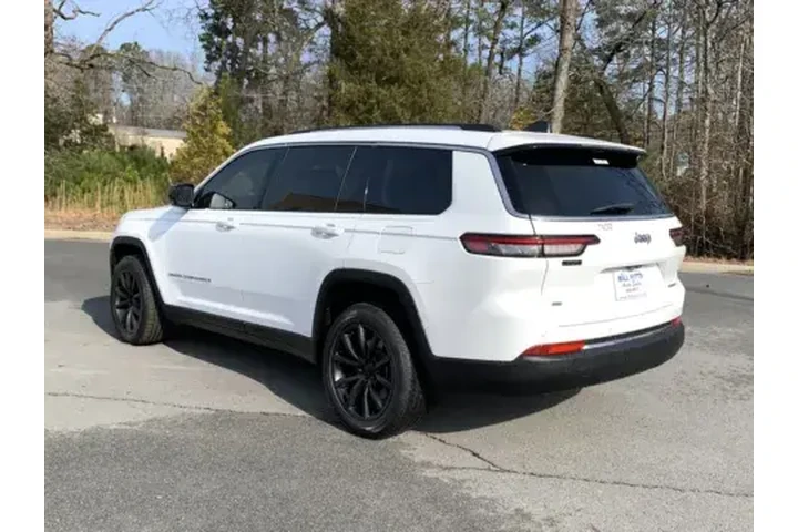 $28500 : 2021 GRAND CHEROKEE image 5