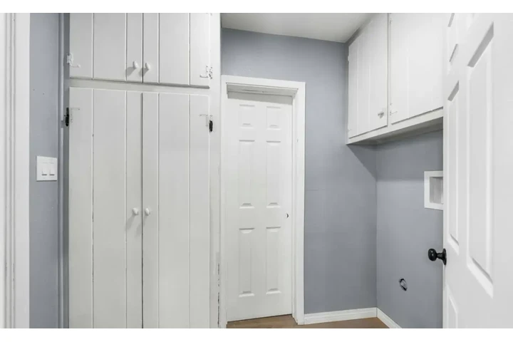 $2450 : 3Bed 2Bath Home In South Gate image 8