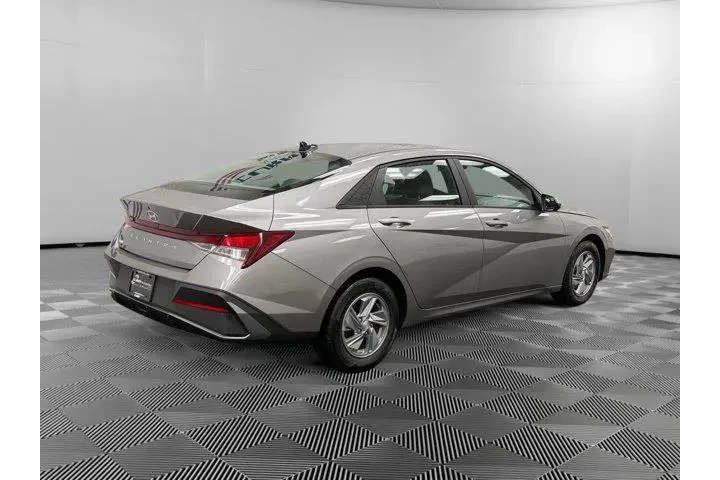 $19890 : Hyundai ELANTRA 2024 SE 4dr image 5
