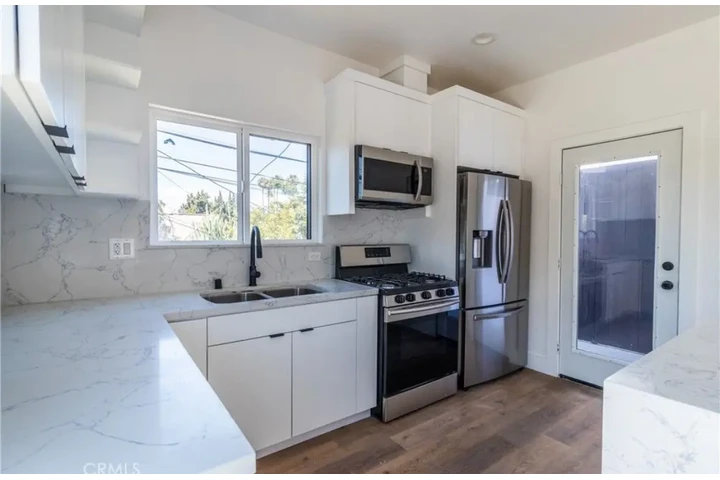 $1450 : 1Bed 1Bath in Fountain Ave, LA image 2