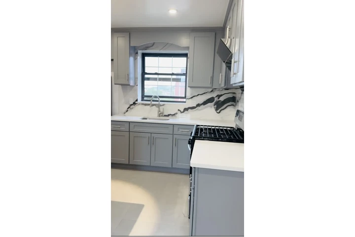 $3000 : LUXURY APARTMENT image 4