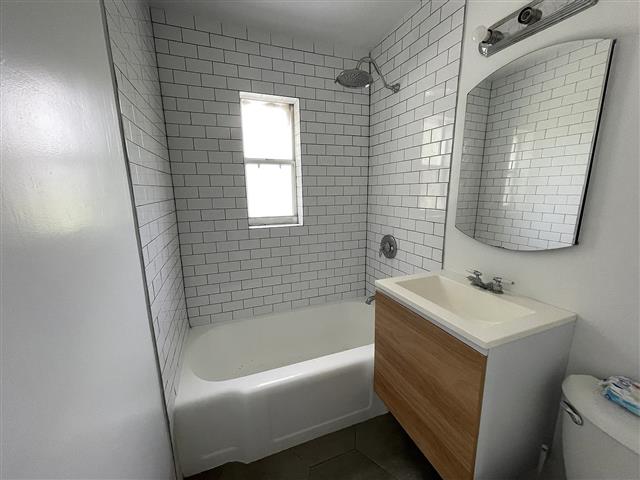 $900 : Stunning 2 Bedroom/ 1 Bathroom image 6