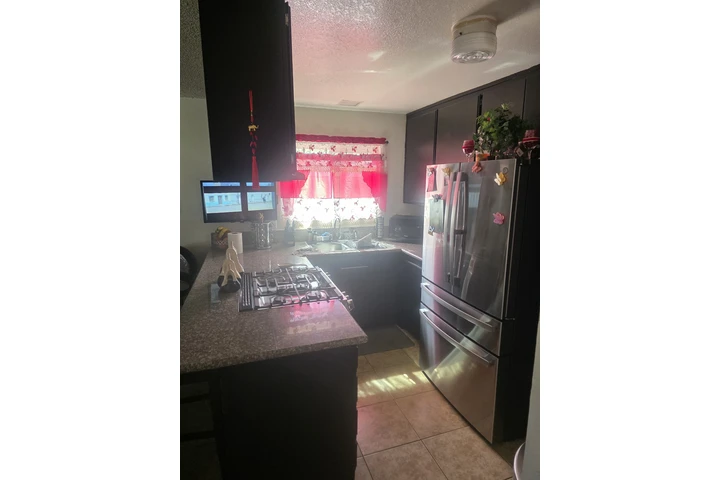 $950 : CUARTO GRANDE EN CASA image 6