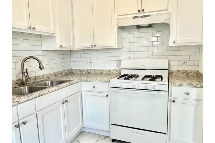 $1000 : Studio and 1-Bath image 6