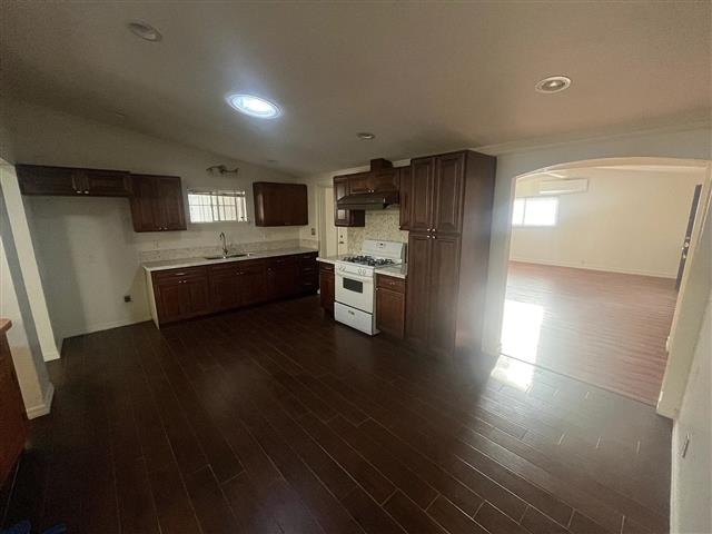 $900 : Beautiful Home...LAKEWOOD,CA image 6