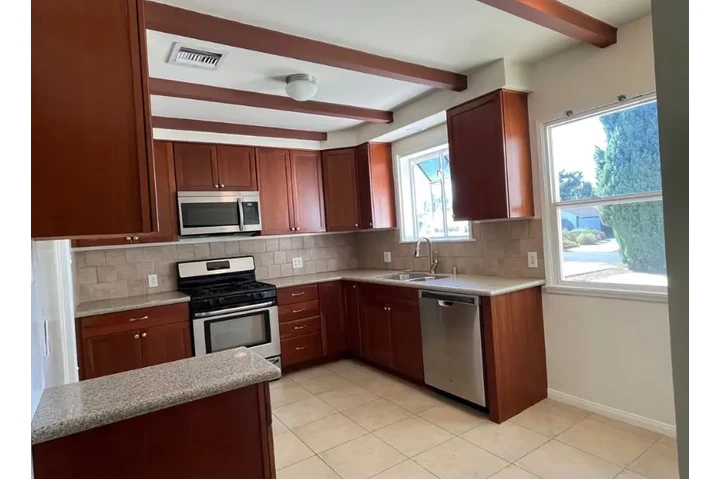 $2459 : Beautiful 3bed house image 6