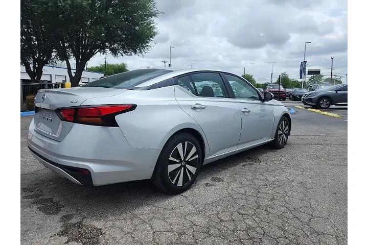 $15495 : Nissan Altima 2021 2.5 SV 4d image 3