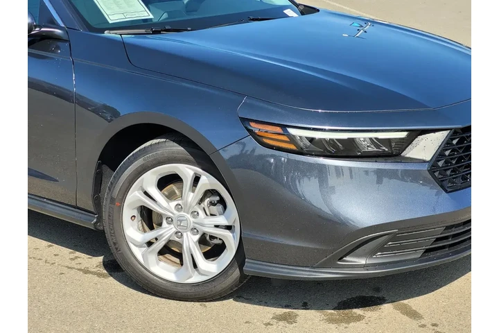$27988 : Honda Accord 2025 LX 4dr Sed image 3