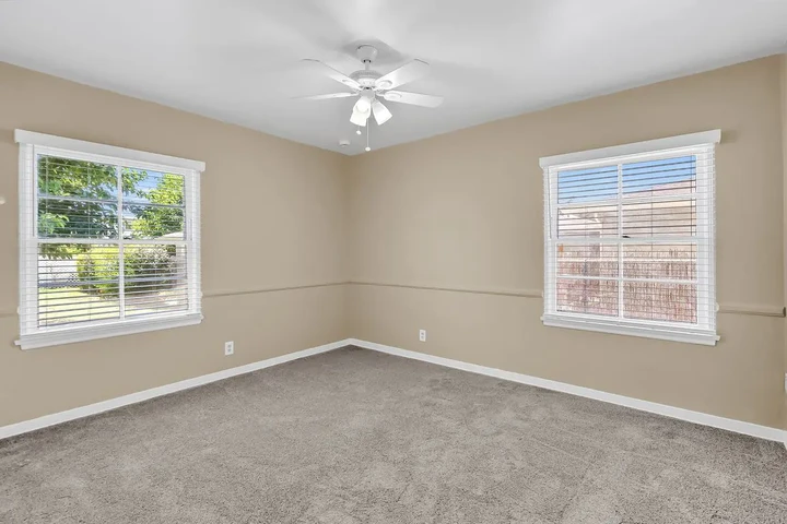 $900 : Delightful 2-bedroom, 1-bathro image 3