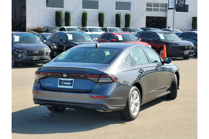 $27988 : Honda Accord 2025 LX 4dr Sed image 5