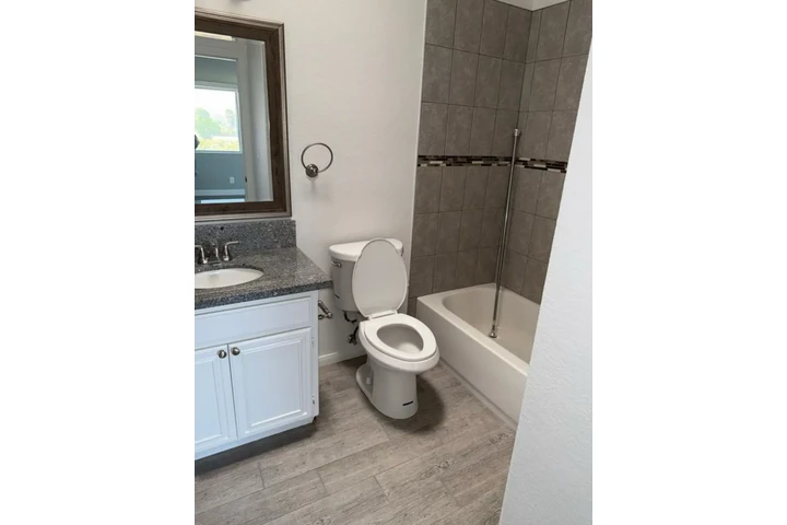 $1400 : 1Bed 1Bath Apt in South LA image 9