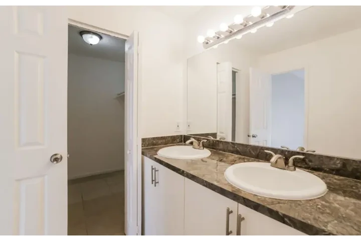 $2457 : 3 bed in Miami Florida image 8