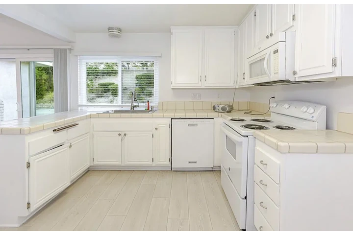 $2490 : 3 Bed 2Bath Home in South Gate image 4