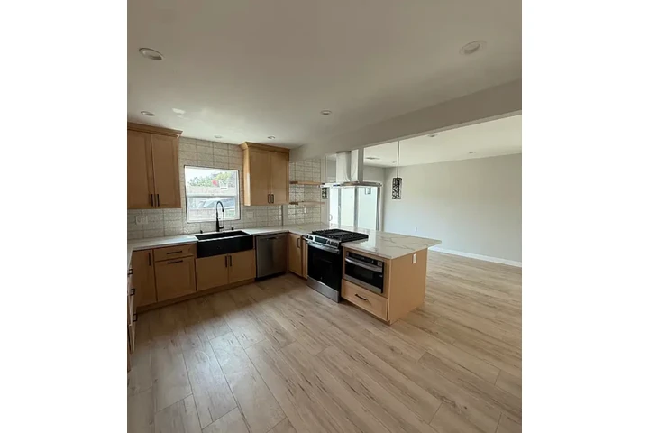 $2395 : 3 Bedroom house for rent in LA image 5