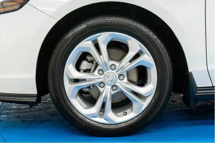 $26195 : Honda Accord 2024 LX 4dr Sed image 2