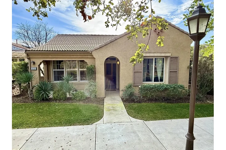 $1000 : Charming 2-bedroom for rent image 1