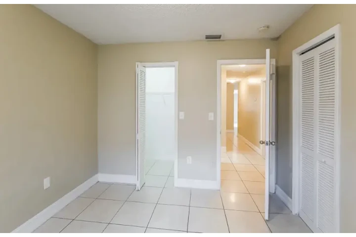 $2400 : 3 Bed 2 bath Home in south LA image 7
