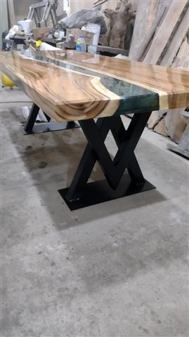 Mesas de madera y resina image 2