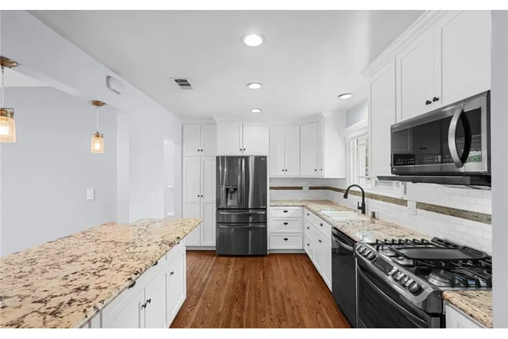 $2375 : 3Bed 2Bath Home in Los Angele image 8