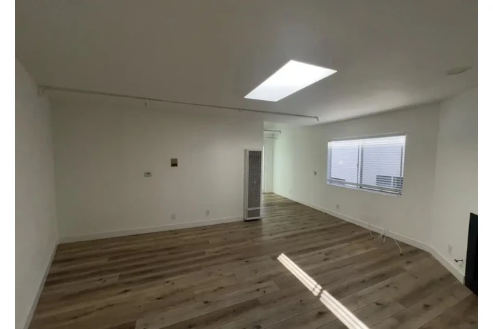 $1960 : 2 Bedrooms Apt Move in Ready image 2